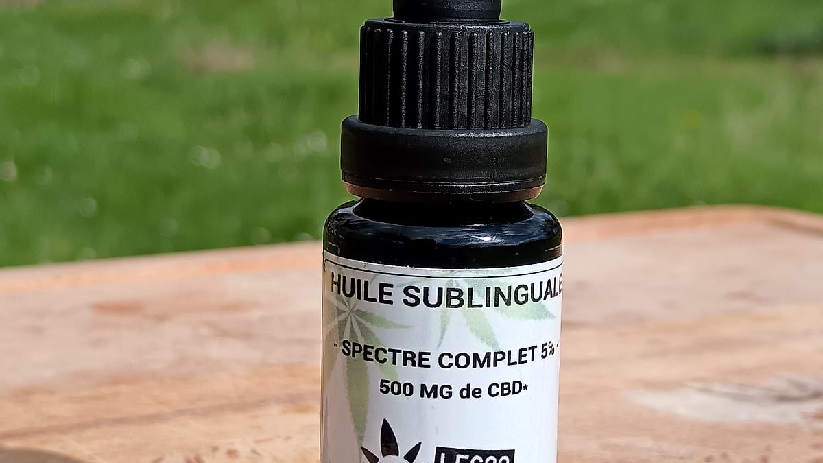Flacon d’huile au chanvre — LecoqCBD, Normandie