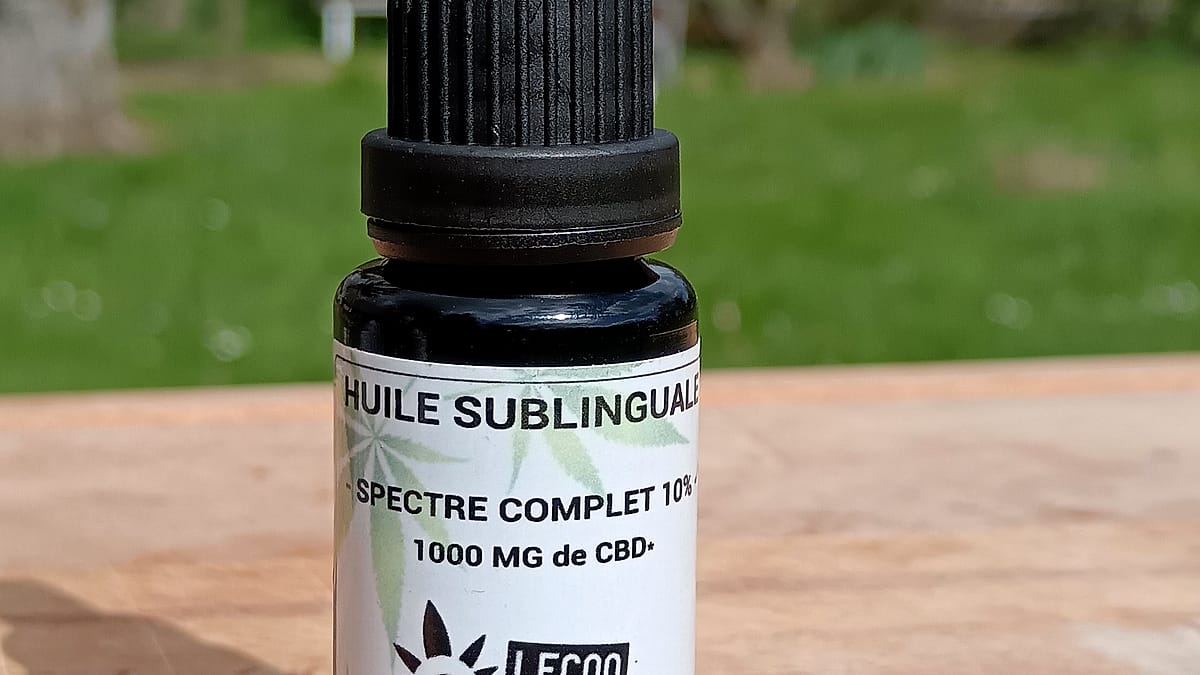 Flacon d’huile au chanvre — LecoqCBD, Normandie